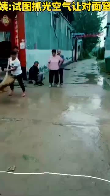 郑州爆料阿姨打架视频,现场视频引发网友热议 第2张 郑州爆料阿姨打架视频,现场视频引发网友热议 第2张